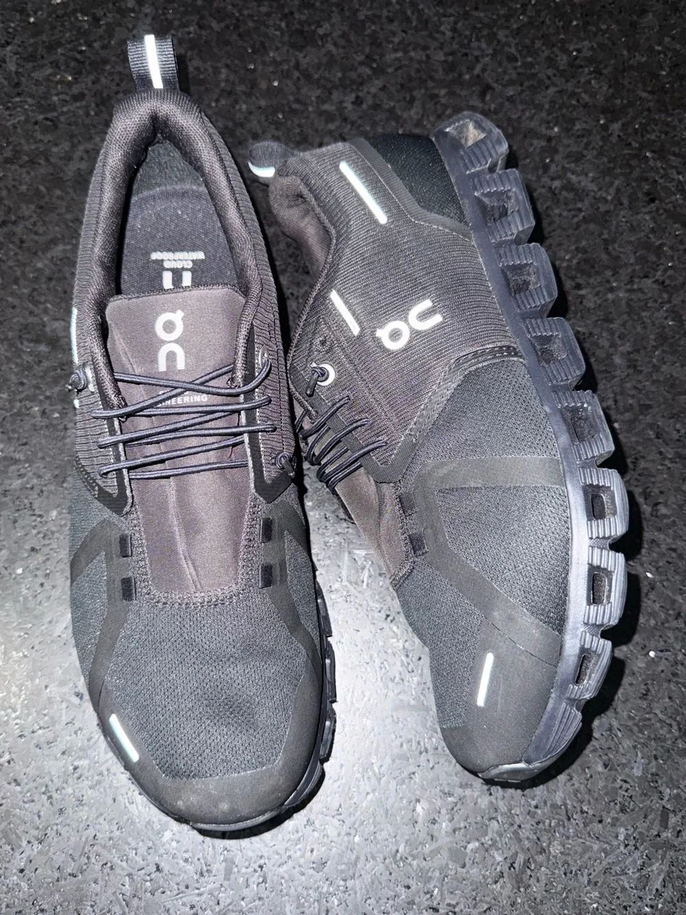 ON RUNNING CLOUD 5 WATERPROOF ALL BLACK FAST LACING ATHLETIC SNEAKERS SZ 10 NEW